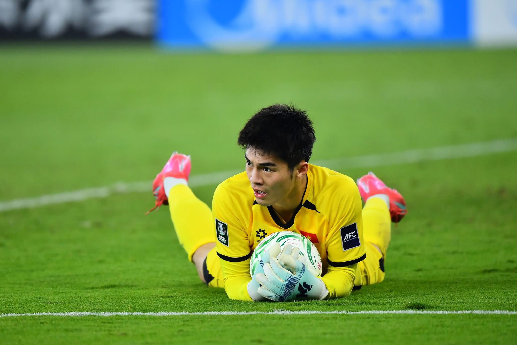 Sao thủ m&ocirc;n hotboy Trần Trung Ki&ecirc;n U23 Việt Nam phải chui gầm b&agrave;n thế n&agrave;y!- Ảnh 2.