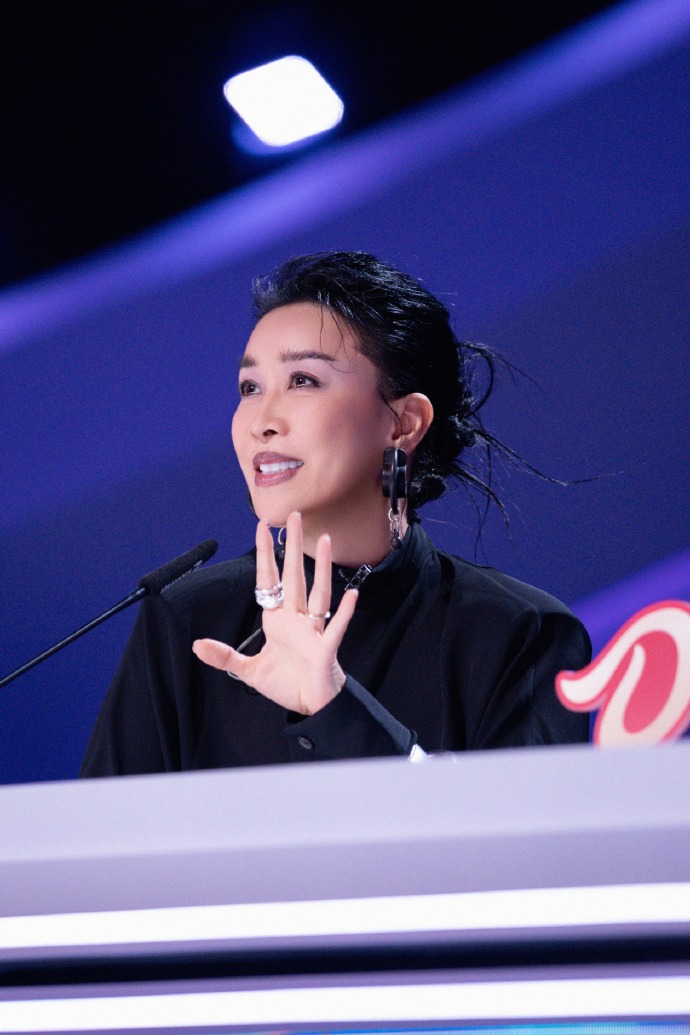 Nữ ca sĩ được v&iacute; như "quốc bảo &acirc;m nhạc": Bị tẩy chay v&igrave; văng tục, vướng scandal nghi&ecirc;m trọng đ&agrave;i quốc gia xo&aacute; sổ- Ảnh 8.