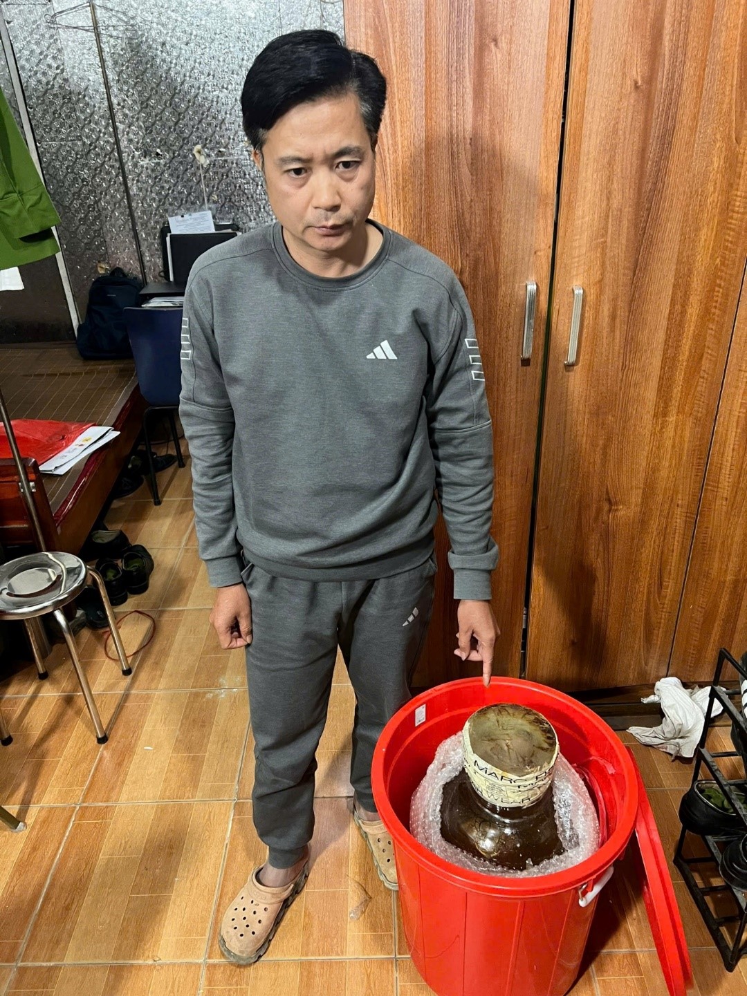 R&ugrave;ng m&igrave;nh ph&aacute;t hiện b&igrave;nh thủy tinh chứa rắn hổ mang ch&uacute;a tr&ecirc;n &ocirc; t&ocirc;: Khởi tố Phạm Duy Thuyết- Ảnh 1.