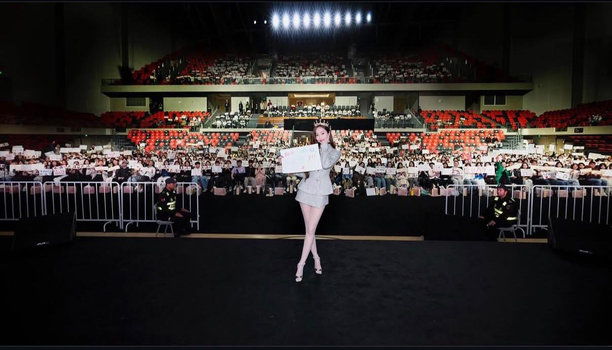 Sự hết thời của &ldquo;c&ocirc;ng ch&uacute;a" được ưu &aacute;i nhất showbiz: Hơn 1 thập kỷ bị g&aacute;n danh kẻ phản bội, cấm s&oacute;ng kh&ocirc;ng đất hoạt động- Ảnh 10.