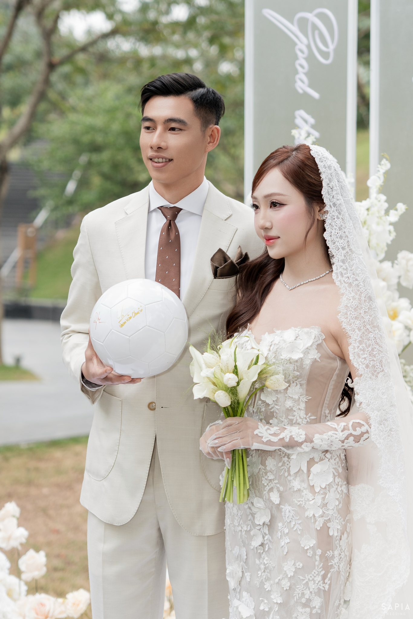 Doãn Hải My khoe visual sáng bừng, cực tinh tế khi cùng Văn Hậu dự đám cưới của thủ môn U23 Việt Nam- Ảnh 1. Doãn Hải My khoe visual sáng bừng, cực tinh tế khi cùng Văn Hậu dự đám cưới của thủ môn U23 Việt Nam- Ảnh 1.