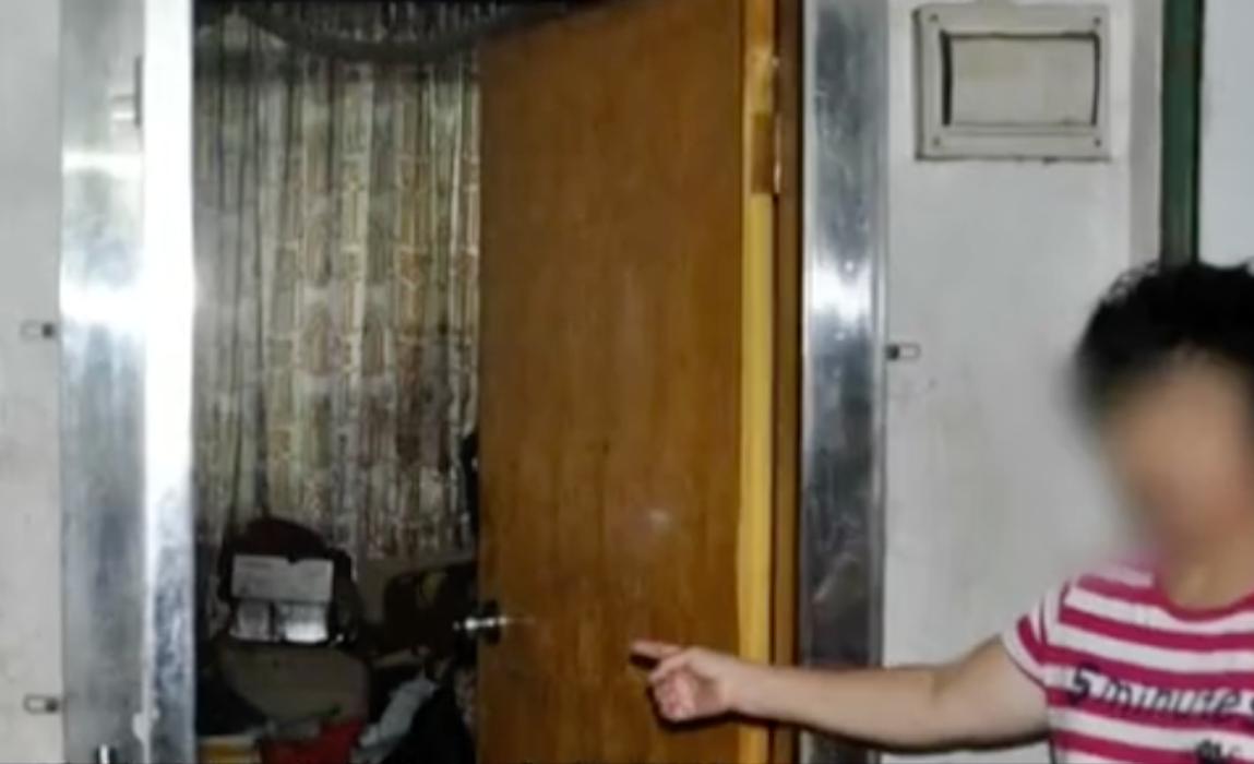 Phát hiện hơn 30 tỷ đồng tiền mặt nằm rải rác khắp tầng 2 của một tiệm tạp hóa- Ảnh 1. Phát hiện hơn 30 tỷ đồng tiền mặt nằm rải rác khắp tầng 2 của một tiệm tạp hóa- Ảnh 1.