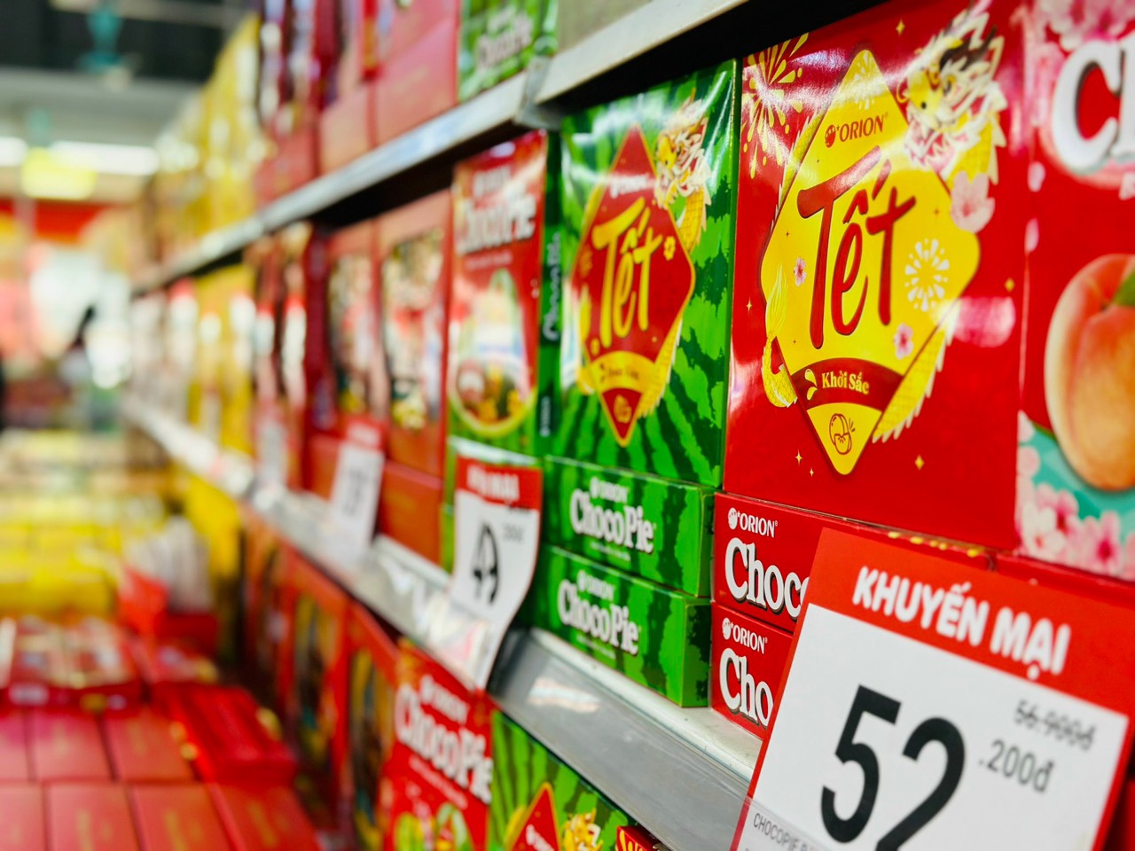 C&ograve;n hơn 1 th&aacute;ng mới đến Tết B&iacute;nh Ngọ 2026, c&aacute;c si&ecirc;u thị đ&atilde; 'tổng lực' k&iacute;ch cầu, c&oacute; nơi giảm mạnh 50% - gi&aacute; trị h&agrave;ng h&oacute;a t&iacute;ch trữ l&ecirc;n đến 26.000 tỷ đồng- Ảnh 1.