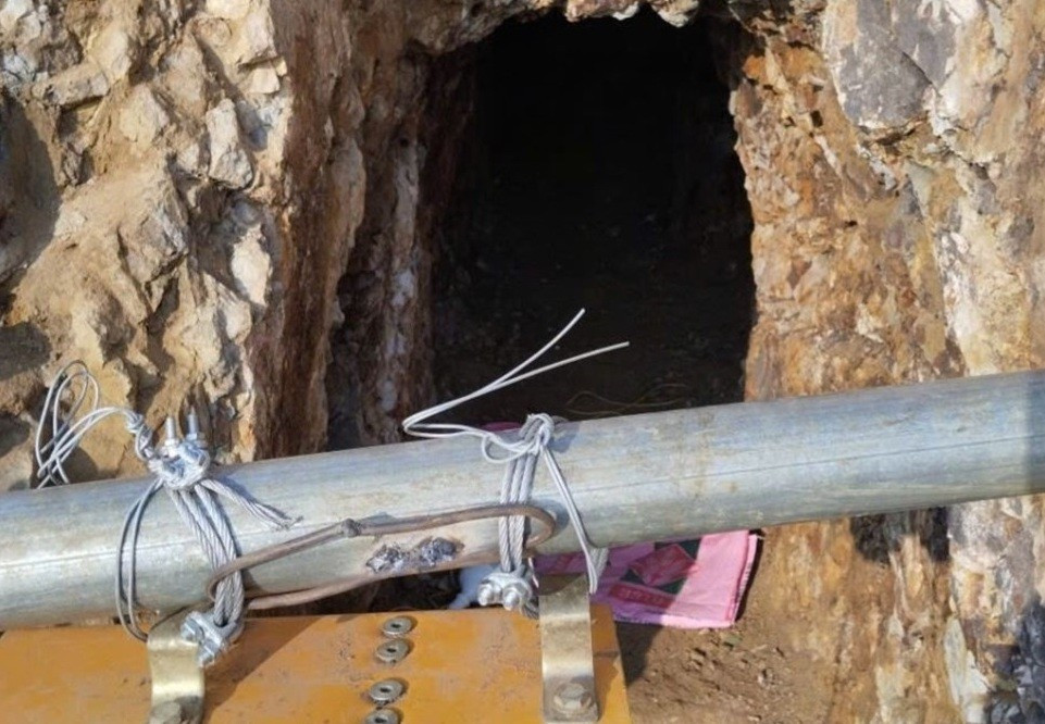 Truy qu&eacute;t nh&oacute;m người kho&eacute;t n&uacute;i khai th&aacute;c v&agrave;ng tr&aacute;i ph&eacute;p ở Ph&uacute; Thọ- Ảnh 2.