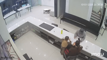 Đấm nữ nhân viên rồi cướp điện thoại trong cửa hàng ở Nghệ An, Nguyễn Văn Hưng bị bắt tại nơi không ngờ- Ảnh 1. Đấm nữ nhân viên rồi cướp điện thoại trong cửa hàng ở Nghệ An, Nguyễn Văn Hưng bị bắt tại nơi không ngờ- Ảnh 1.