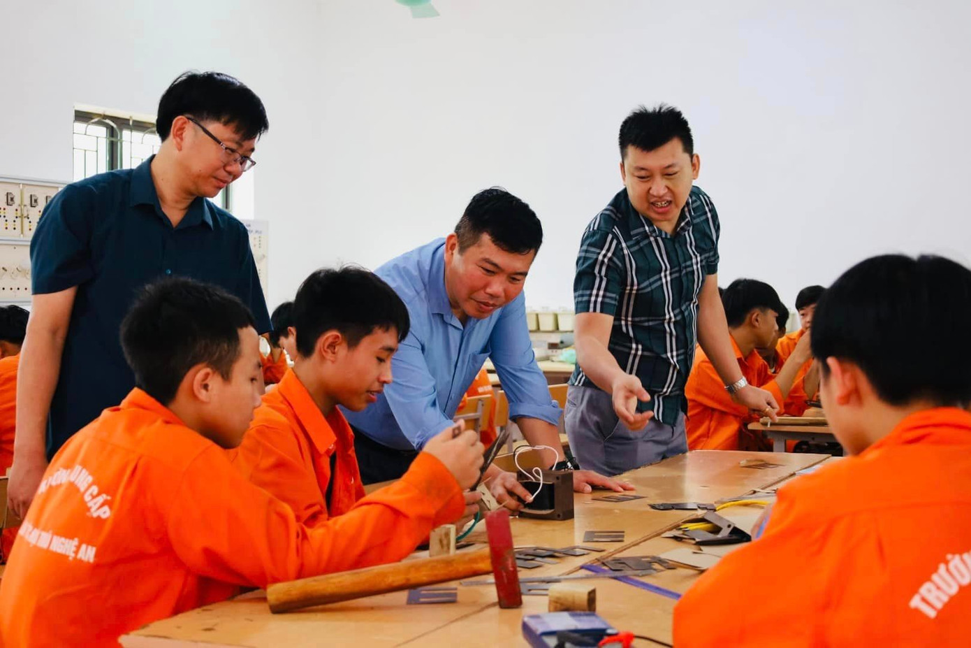 Gi&aacute;o vi&ecirc;n, nh&acirc;n vi&ecirc;n hợp đồng thấp thỏm lo mất việc- Ảnh 3.