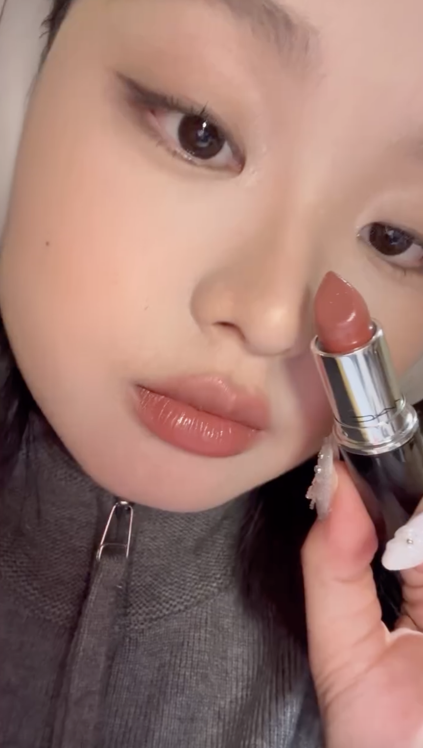 C&oacute; h&atilde;ng son cứ trời lạnh l&agrave; chiếm s&oacute;ng MXH: Qu&aacute; nhiều m&agrave;u hot trend, l&ecirc;n m&ocirc;i slay th&ocirc;i rồi!- Ảnh 11.