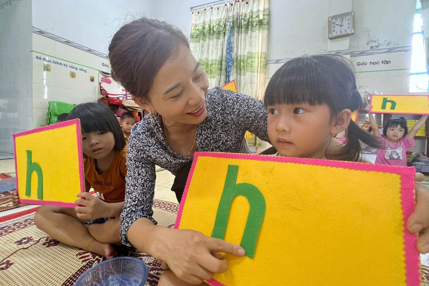 Gi&aacute;o vi&ecirc;n, nh&acirc;n vi&ecirc;n hợp đồng thấp thỏm lo mất việc- Ảnh 2.