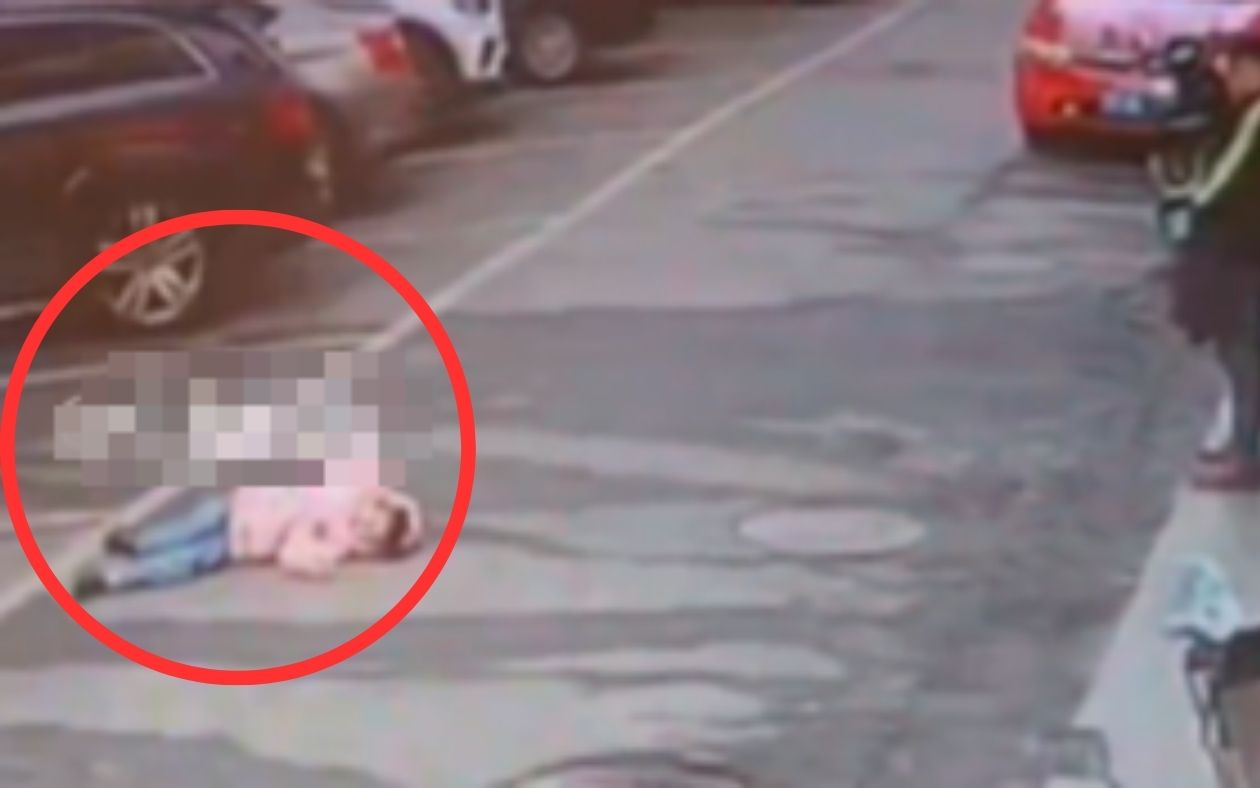 Mẹ cố t&igrave;nh trốn sau khi trả con về nh&agrave; chồng cũ, b&eacute; g&aacute;i g&agrave;o kh&oacute;c đi t&igrave;m rồi sốc tim tử vong ngay tr&ecirc;n phố- Ảnh 1.