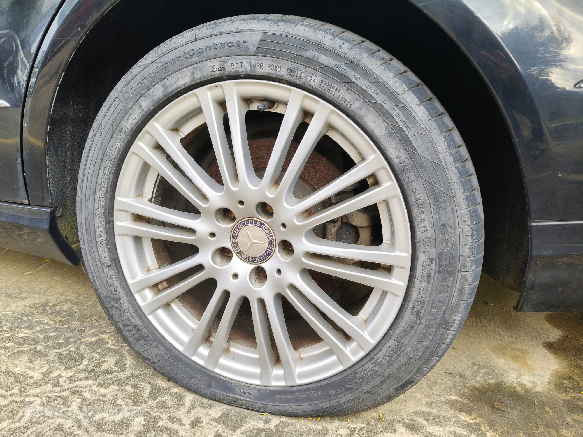 Cận cảnh xe c&ocirc;ng Mercedes-Benz E300 thanh l&yacute; ở Đ&agrave; Nẵng, gi&aacute; khởi điểm c&ograve;n 282 triệu đồng- Ảnh 3.