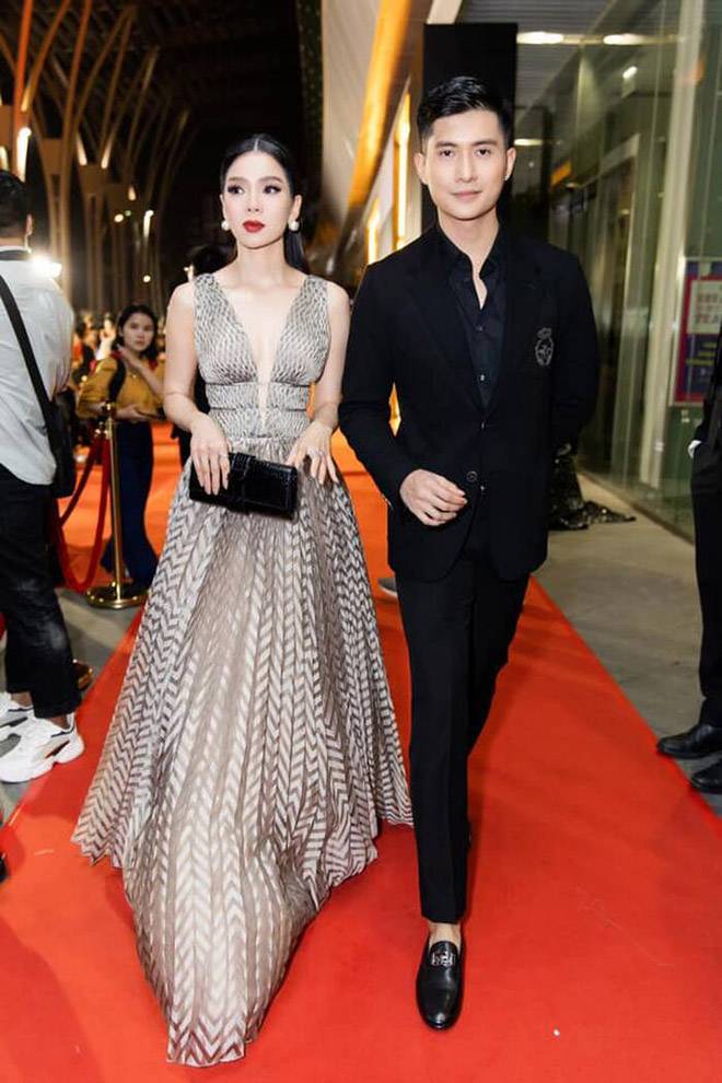 Bạn trai k&eacute;m 11 tuổi của Lệ Quy&ecirc;n kh&ocirc;ng d&aacute;m &ocirc;m hoa hậu Tiểu Vy: 