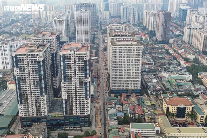 Cận cảnh loạt nh&agrave; 'si&ecirc;u mỏng, si&ecirc;u m&eacute;o' tr&ecirc;n đường đang mở rộng ở H&agrave; Nội- Ảnh 1.