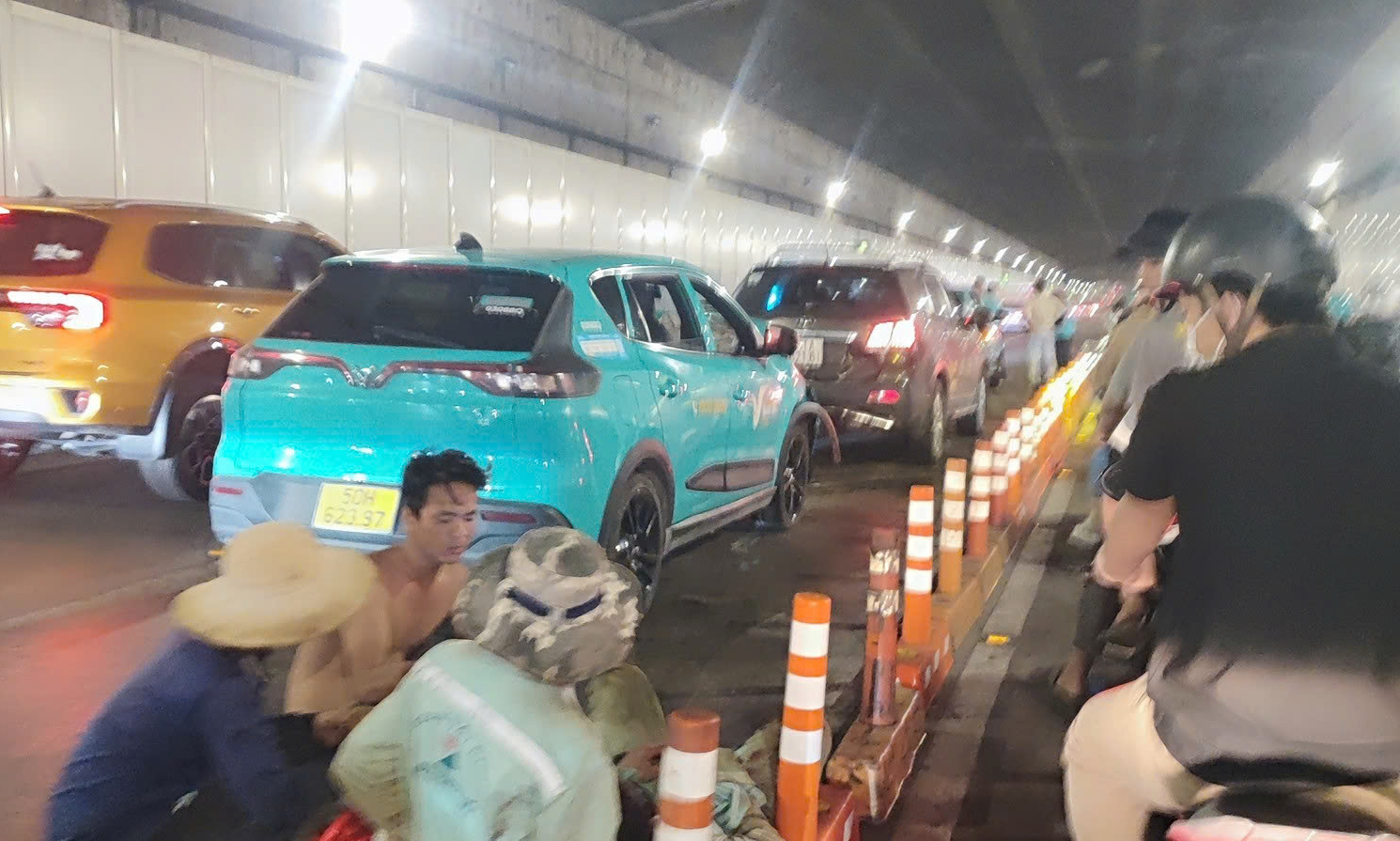 Tai nạn giao th&ocirc;ng li&ecirc;n ho&agrave;n trong hầm s&ocirc;ng S&agrave;i G&ograve;n- Ảnh 1.