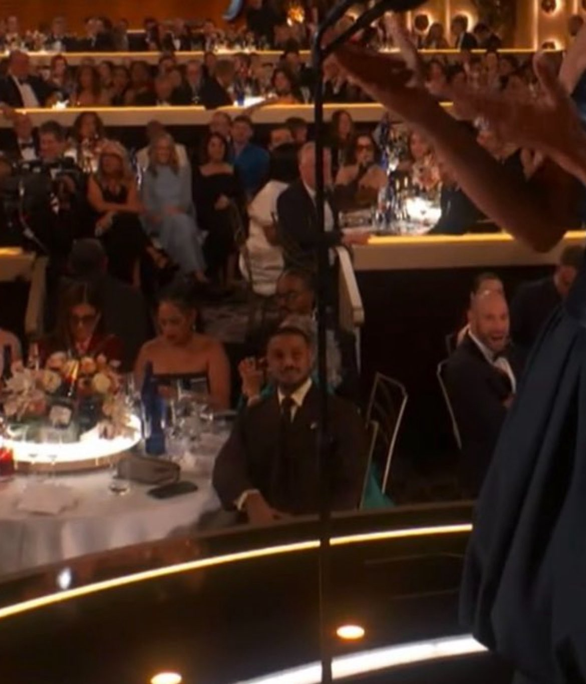 "Bắt gọn" t&agrave;i tử say đắm ngắm Lisa ở Quả Cầu V&agrave;ng, bạn trai tỷ ph&uacute; đ&atilde; c&oacute; đối thủ rồi?- Ảnh 2.