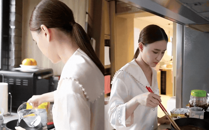 &Aacute;i nữ "Vua s&ograve;ng b&agrave;i" trổ t&agrave;i nấu m&igrave; g&oacute;i: Nh&igrave;n b&aacute;t m&igrave; th&igrave; &iacute;t m&agrave; soi bộ đồ mặc nh&agrave; "ngậm th&igrave;a v&agrave;ng" th&igrave; nhiều- Ảnh 2.