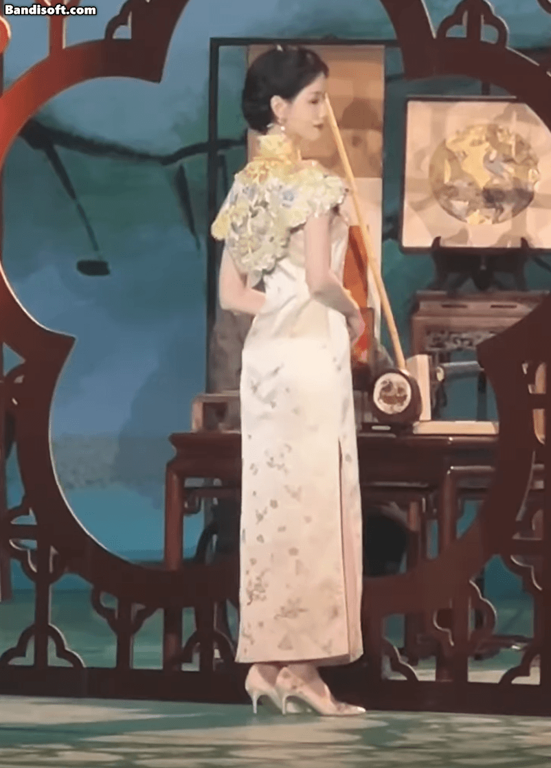 Mỹ nh&acirc;n cứ mặc sườn x&aacute;m l&agrave; thời gian đảo ngược 100 năm: Mỗi khung h&igrave;nh l&agrave; 1 bức họa, kh&iacute; chất showbiz hiếm thấy- Ảnh 1.