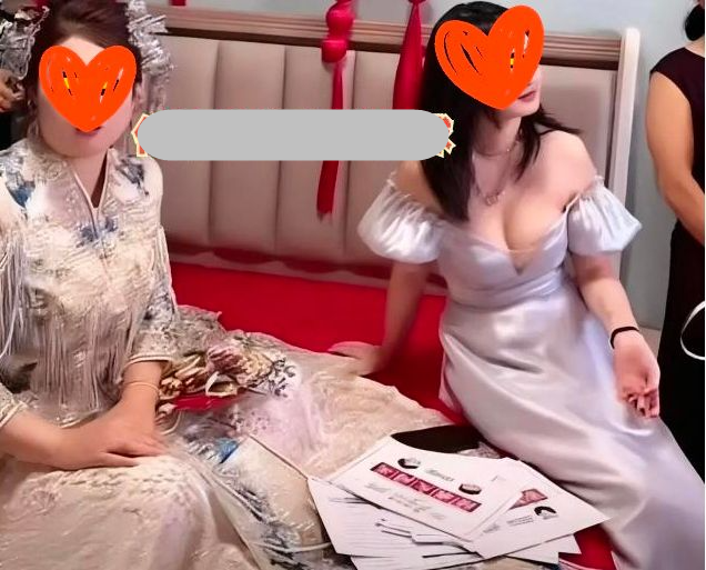 Ph&ugrave; d&acirc;u mặc v&aacute;y trễ vai "bấm c&ograve;i qua mặt c&ocirc; d&acirc;u" trong đ&aacute;m cưới, &aacute;nh mắt ch&uacute; rể mới lớn chuyện- Ảnh 4.