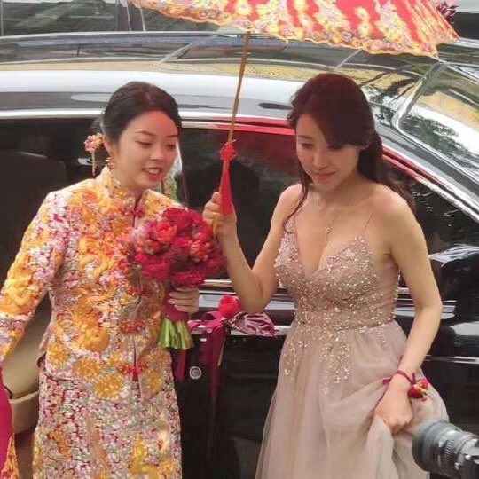 Ph&ugrave; d&acirc;u mặc v&aacute;y trễ vai "bấm c&ograve;i qua mặt c&ocirc; d&acirc;u" trong đ&aacute;m cưới, &aacute;nh mắt ch&uacute; rể mới lớn chuyện- Ảnh 3.