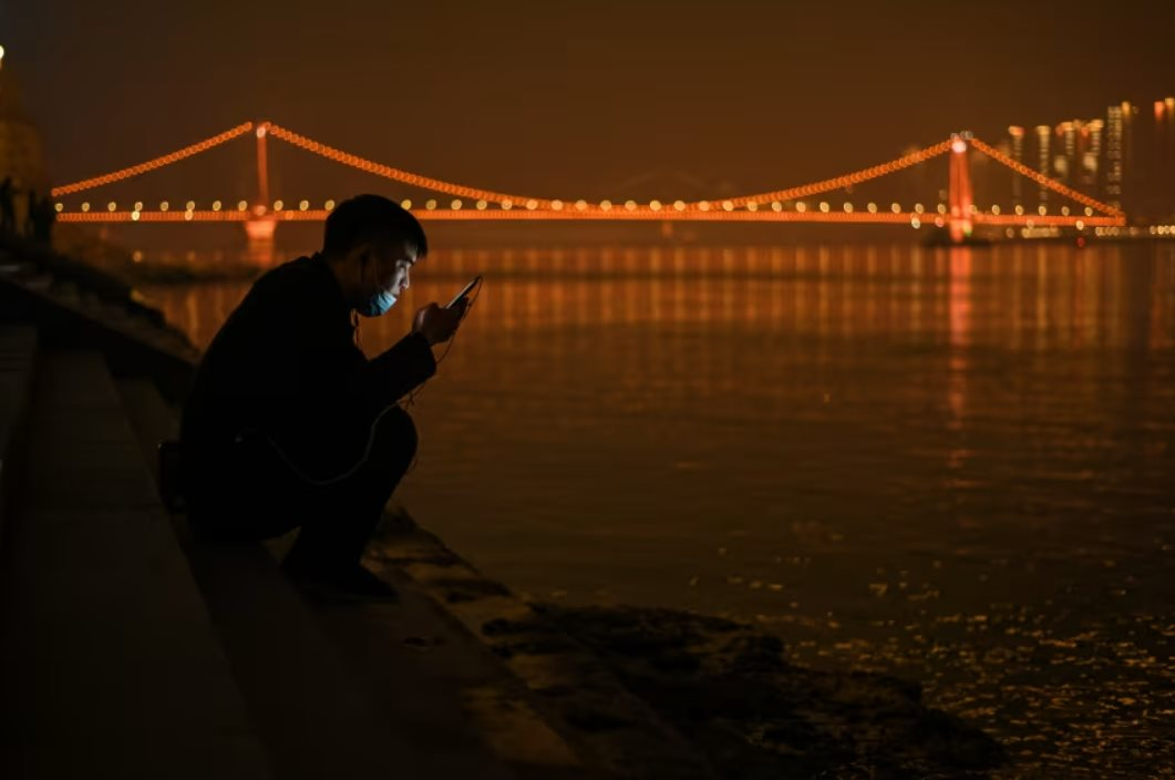 Buồn của quốc gia gi&agrave;u mạnh nhất nh&igrave; thế giới: Từ trẻ đến gi&agrave; bị c&ocirc; đơn bủa v&acirc;y d&ugrave; c&oacute; 1,4 tỷ người, v&ugrave;ng vẫy trong t&aacute; g&aacute;nh nặng từ t&agrave;i ch&iacute;nh đến h&ocirc;n nh&acirc;n- Ảnh 1.