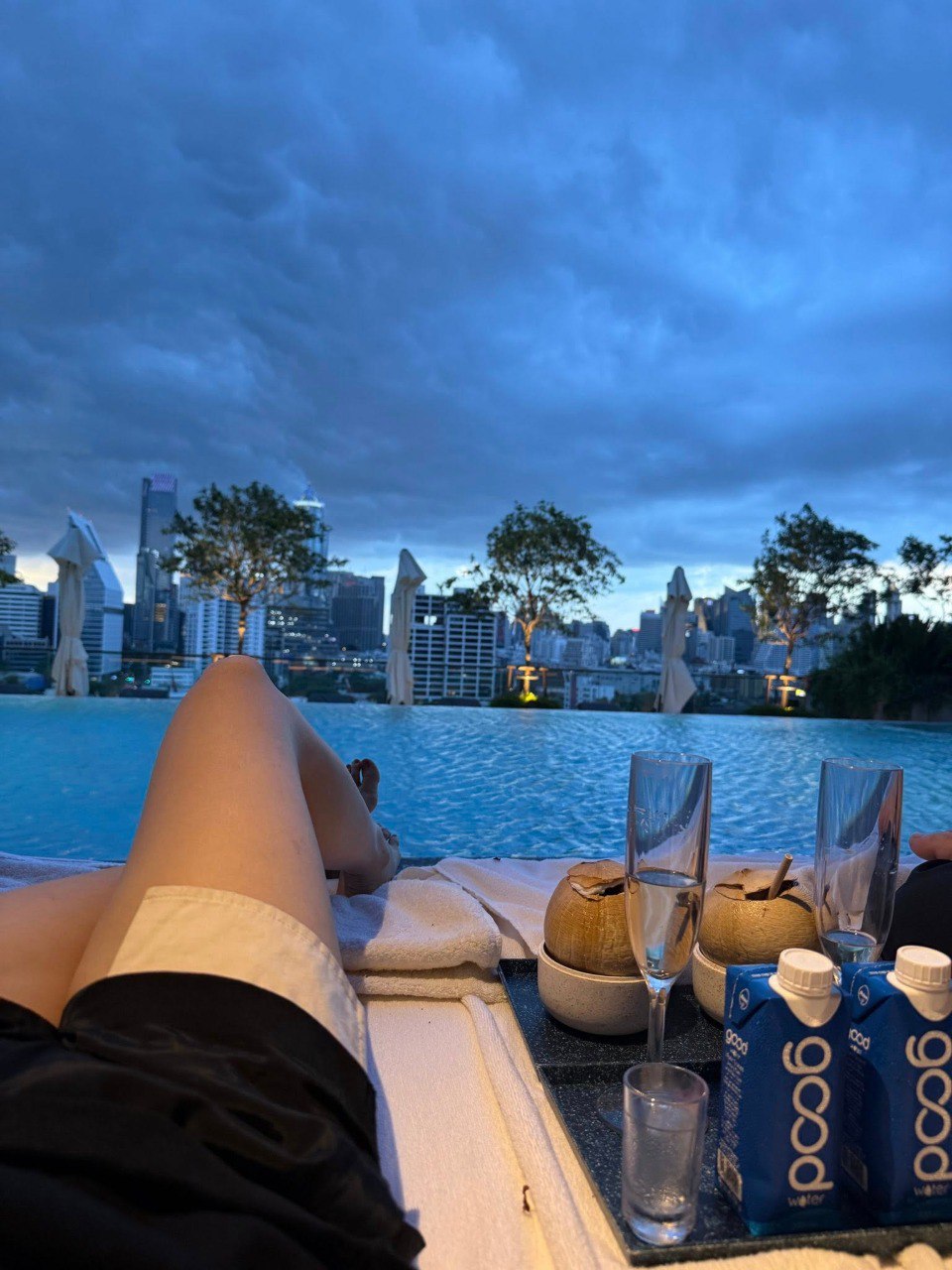 Lộ diện người đ&agrave;n &ocirc;ng đang ở cạnh Linh Trương giữa ồn &agrave;o &ldquo;đ&ograve;i danh phận&rdquo;- Ảnh 5.