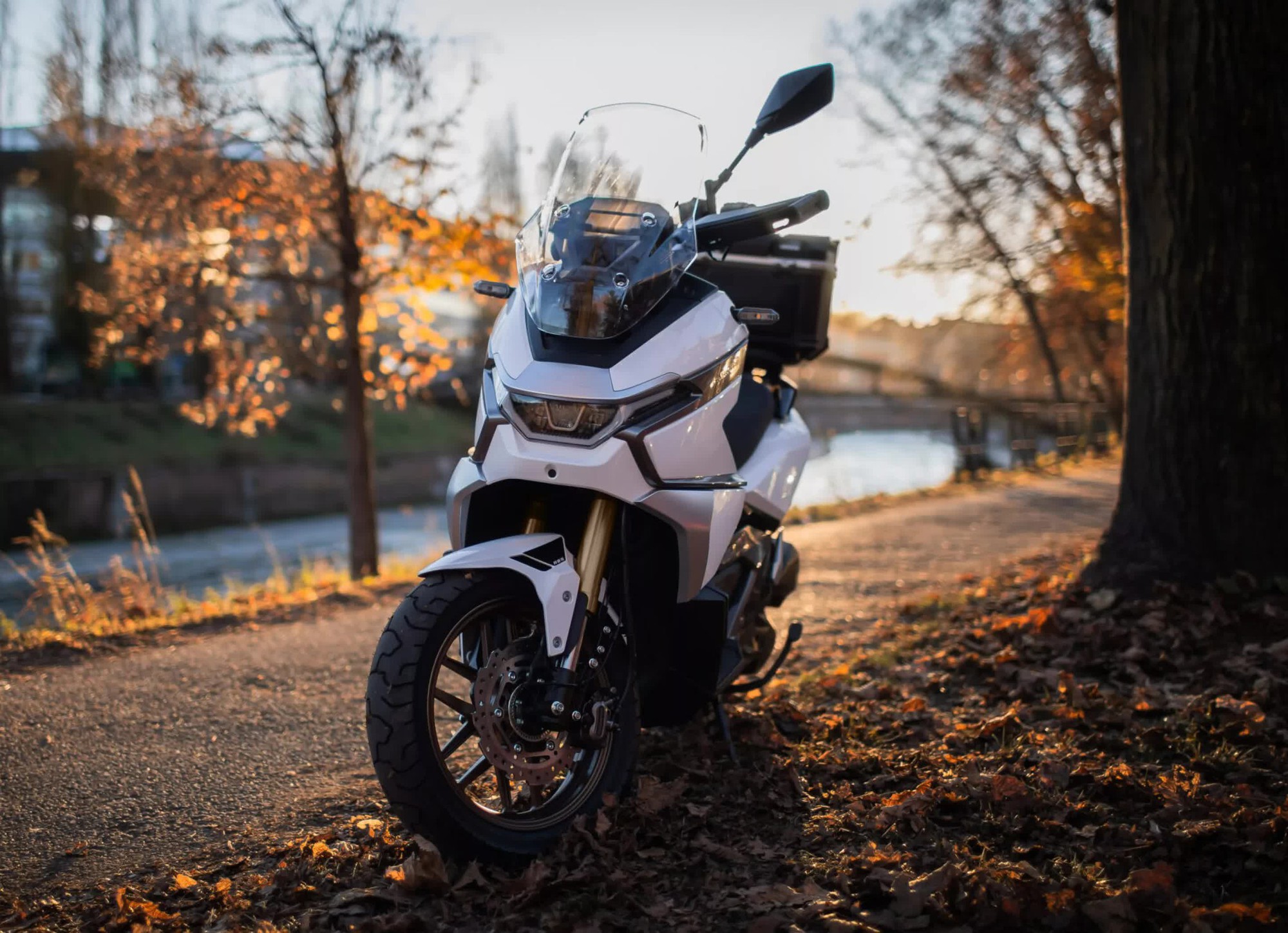 Nhẹ hơn đối thủ gần 40kg, mẫu xe tay ga 'độc lạ' n&agrave;y liệu c&oacute; l&agrave;m n&ecirc;n chuyện trước Honda v&agrave; Yamaha?- Ảnh 5.