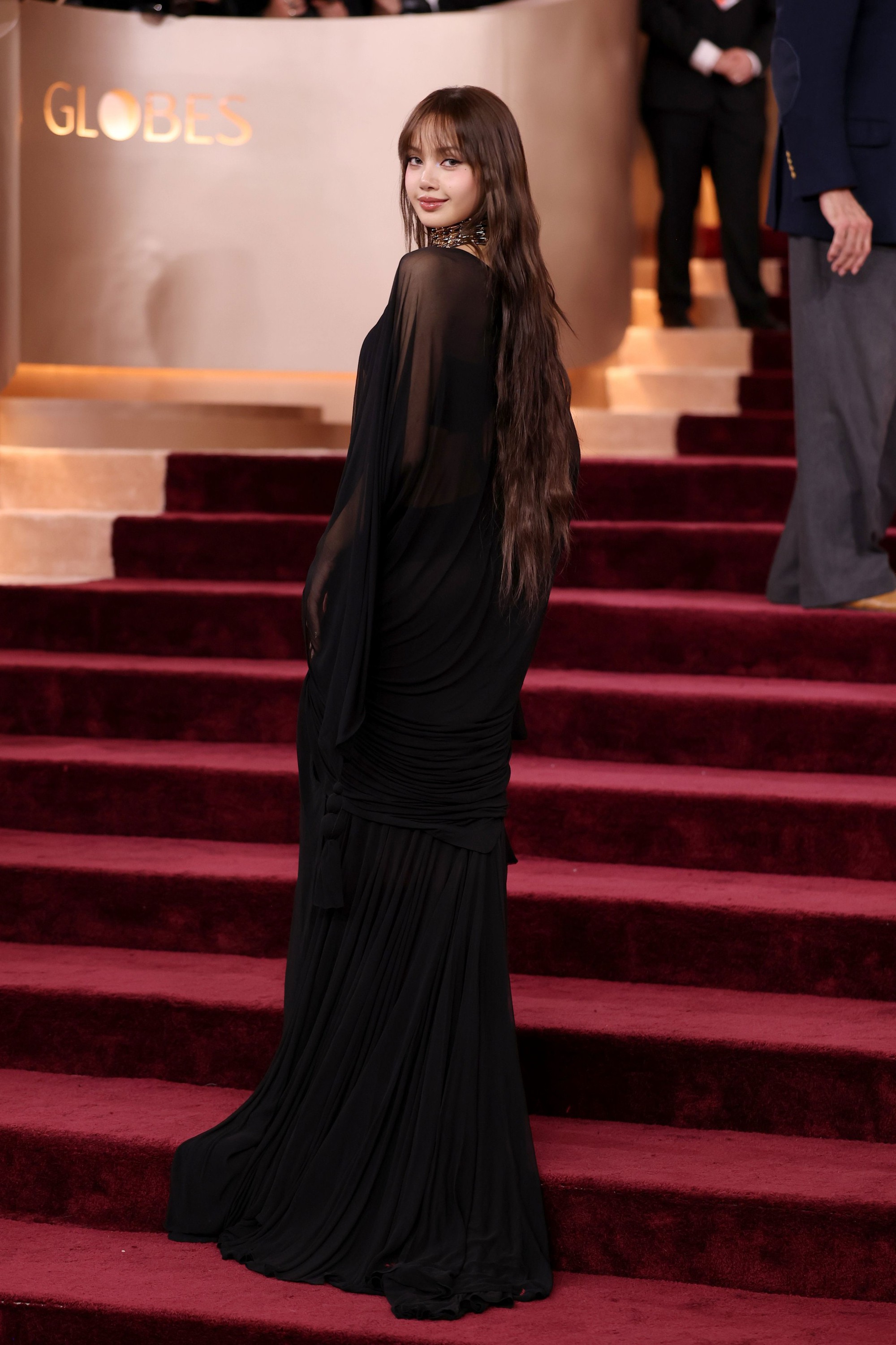 "Bắt gọn" t&agrave;i tử say đắm ngắm Lisa ở Quả Cầu V&agrave;ng, bạn trai tỷ ph&uacute; đ&atilde; c&oacute; đối thủ rồi?- Ảnh 8.