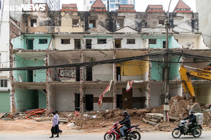 Cận cảnh loạt nh&agrave; 'si&ecirc;u mỏng, si&ecirc;u m&eacute;o' tr&ecirc;n đường đang mở rộng ở H&agrave; Nội- Ảnh 8.