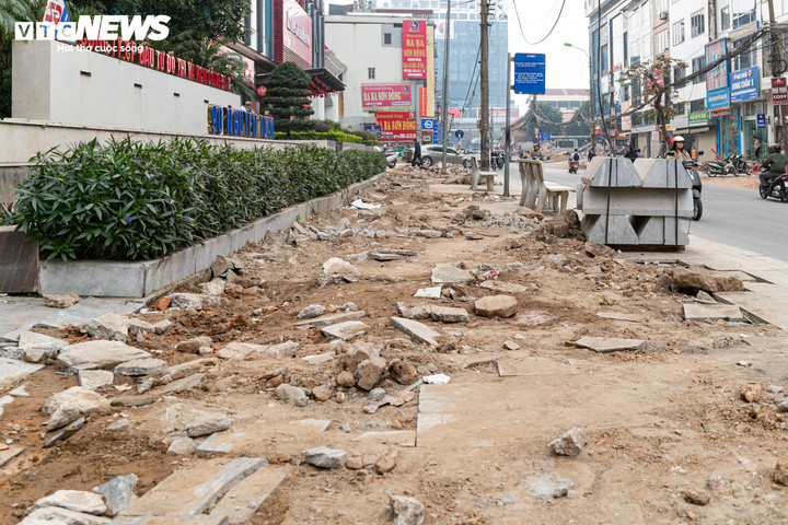 Cận cảnh loạt nh&agrave; 'si&ecirc;u mỏng, si&ecirc;u m&eacute;o' tr&ecirc;n đường đang mở rộng ở H&agrave; Nội- Ảnh 9.