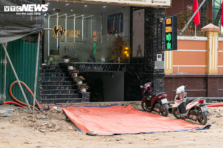 Cận cảnh loạt nh&agrave; 'si&ecirc;u mỏng, si&ecirc;u m&eacute;o' tr&ecirc;n đường đang mở rộng ở H&agrave; Nội- Ảnh 12.