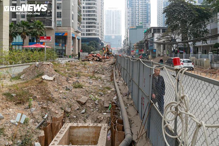 Cận cảnh loạt nh&agrave; 'si&ecirc;u mỏng, si&ecirc;u m&eacute;o' tr&ecirc;n đường đang mở rộng ở H&agrave; Nội- Ảnh 6.