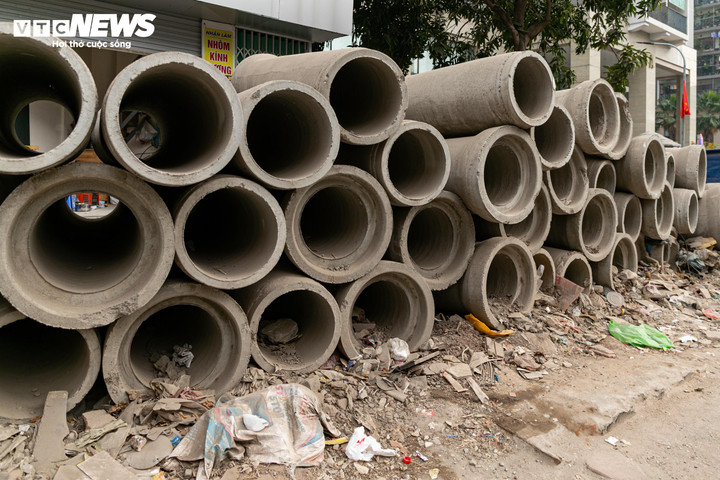 Cận cảnh loạt nh&agrave; 'si&ecirc;u mỏng, si&ecirc;u m&eacute;o' tr&ecirc;n đường đang mở rộng ở H&agrave; Nội- Ảnh 21.