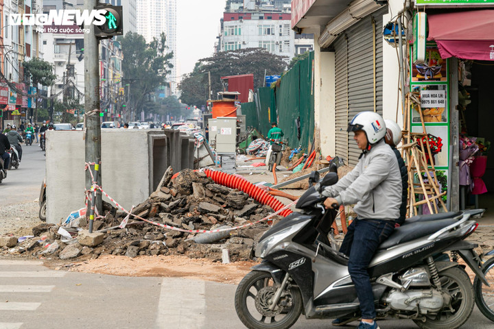 Cận cảnh loạt nh&agrave; 'si&ecirc;u mỏng, si&ecirc;u m&eacute;o' tr&ecirc;n đường đang mở rộng ở H&agrave; Nội- Ảnh 23.