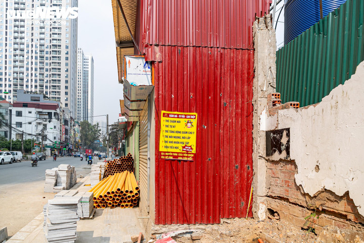 Cận cảnh loạt nh&agrave; 'si&ecirc;u mỏng, si&ecirc;u m&eacute;o' tr&ecirc;n đường đang mở rộng ở H&agrave; Nội- Ảnh 18.
