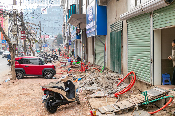 Cận cảnh loạt nh&agrave; 'si&ecirc;u mỏng, si&ecirc;u m&eacute;o' tr&ecirc;n đường đang mở rộng ở H&agrave; Nội- Ảnh 10.