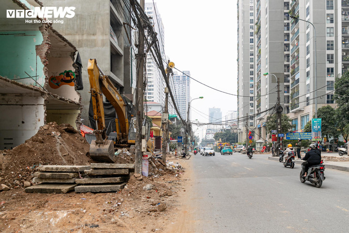 Cận cảnh loạt nh&agrave; 'si&ecirc;u mỏng, si&ecirc;u m&eacute;o' tr&ecirc;n đường đang mở rộng ở H&agrave; Nội- Ảnh 11.