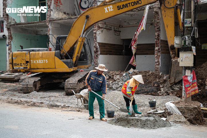 Cận cảnh loạt nh&agrave; 'si&ecirc;u mỏng, si&ecirc;u m&eacute;o' tr&ecirc;n đường đang mở rộng ở H&agrave; Nội- Ảnh 24.