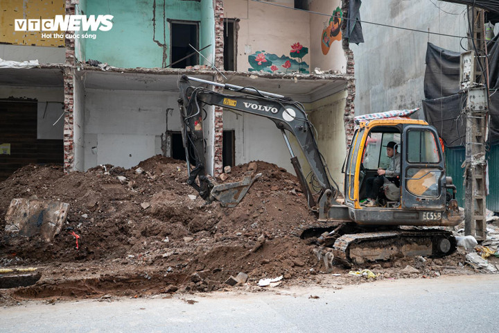 Cận cảnh loạt nh&agrave; 'si&ecirc;u mỏng, si&ecirc;u m&eacute;o' tr&ecirc;n đường đang mở rộng ở H&agrave; Nội- Ảnh 25.
