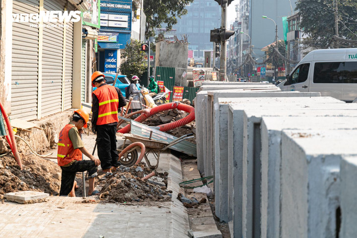 Cận cảnh loạt nh&agrave; 'si&ecirc;u mỏng, si&ecirc;u m&eacute;o' tr&ecirc;n đường đang mở rộng ở H&agrave; Nội- Ảnh 27.