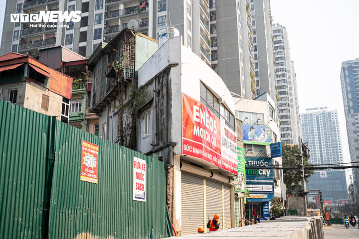 Cận cảnh loạt nh&agrave; 'si&ecirc;u mỏng, si&ecirc;u m&eacute;o' tr&ecirc;n đường đang mở rộng ở H&agrave; Nội- Ảnh 17.