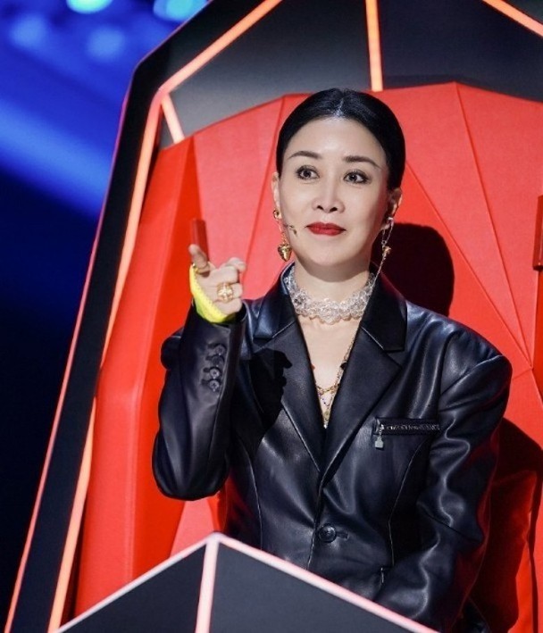 Nữ ca sĩ được v&iacute; như "quốc bảo &acirc;m nhạc": Bị tẩy chay v&igrave; văng tục, vướng scandal nghi&ecirc;m trọng đ&agrave;i quốc gia xo&aacute; sổ- Ảnh 4.