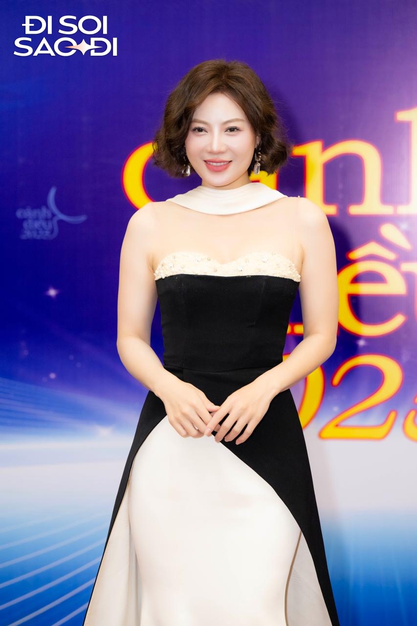 Thảm đỏ C&aacute;nh Diều 2025: L&ecirc; Bống - Thanh Hương xinh sang kịch trần, tổng t&agrave;i C&aacute;ch Em 1 Milimet khen đẹp l&agrave; chưa đủ- Ảnh 4.