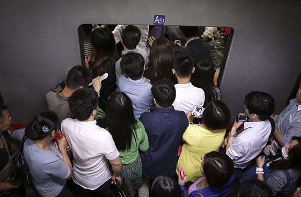 Thường l&agrave;m 4 việc n&agrave;y khi đi thang m&aacute;y ch&iacute;nh l&agrave; biểu hiện của EQ thấp- Ảnh 1.