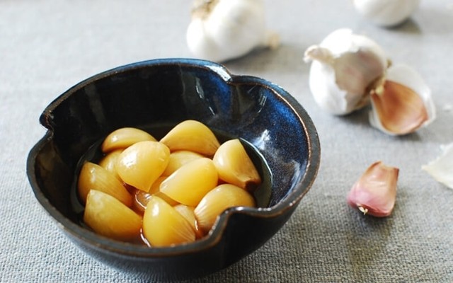 Tỏi c&oacute; thực sự g&acirc;y hại cho gan? Muốn nu&ocirc;i dưỡng gan, đừng bỏ qua 3 thực phẩm n&ecirc;n tr&aacute;nh v&agrave; 3 loại quả n&ecirc;n ăn- Ảnh 2.