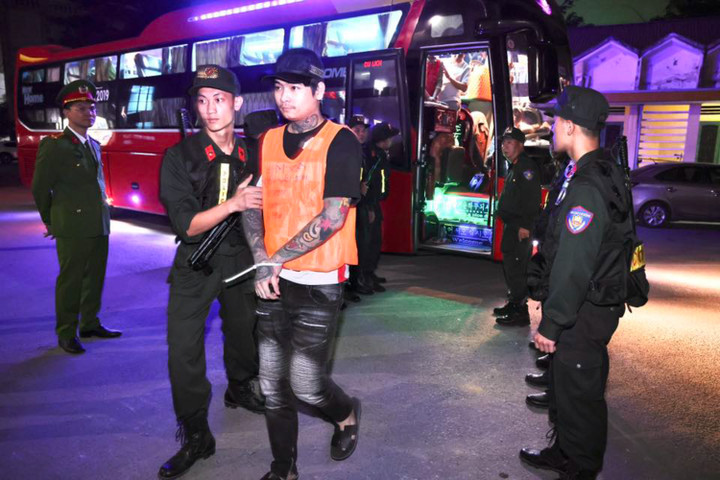 Đột k&iacute;ch s&agrave;o huyệt lừa đảo xuy&ecirc;n quốc gia tại Campuchia, bắt giữ 205 người- Ảnh 3.