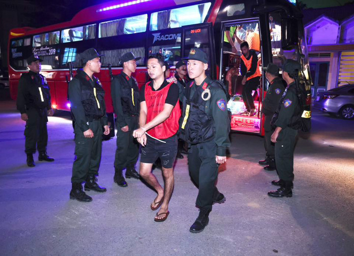 Đột k&iacute;ch s&agrave;o huyệt lừa đảo xuy&ecirc;n quốc gia tại Campuchia, bắt giữ 205 người- Ảnh 4.