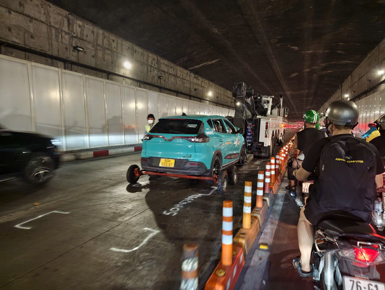 Tai nạn giao th&ocirc;ng li&ecirc;n ho&agrave;n trong hầm s&ocirc;ng S&agrave;i G&ograve;n- Ảnh 2.