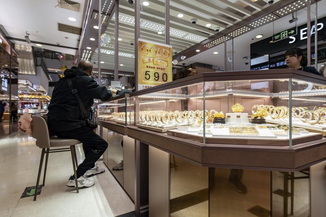 Ph&aacute;t hiện người đ&agrave;n &ocirc;ng li&ecirc;n tục mua 7kg v&agrave;ng thỏi kh&ocirc;ng cần hỏi gi&aacute;, cảnh s&aacute;t d&ugrave;ng nhiều biện ph&aacute;p nghiệp vụ v&agrave;o cuộc- Ảnh 1.