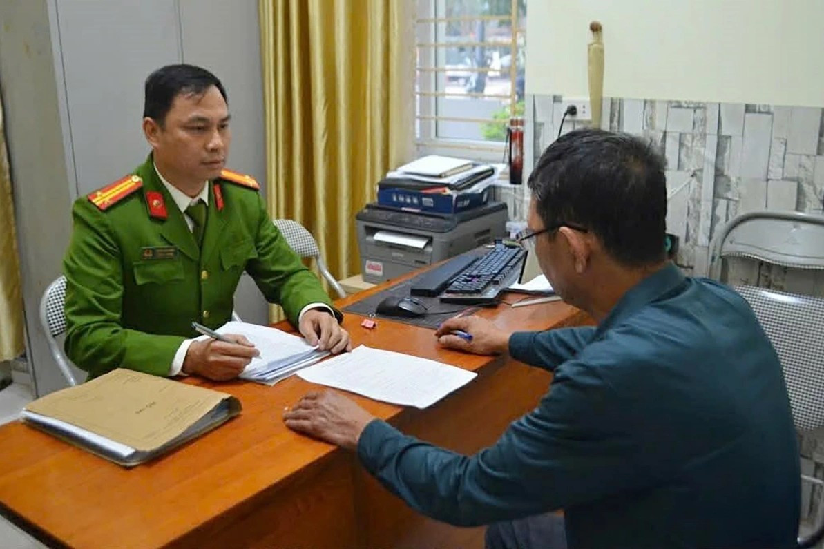 Tạm giữ người mặc &aacute;o mưa, che &ocirc; k&iacute;n mặt đập ph&aacute; &ocirc; t&ocirc; nh&agrave; h&agrave;ng x&oacute;m- Ảnh 2.