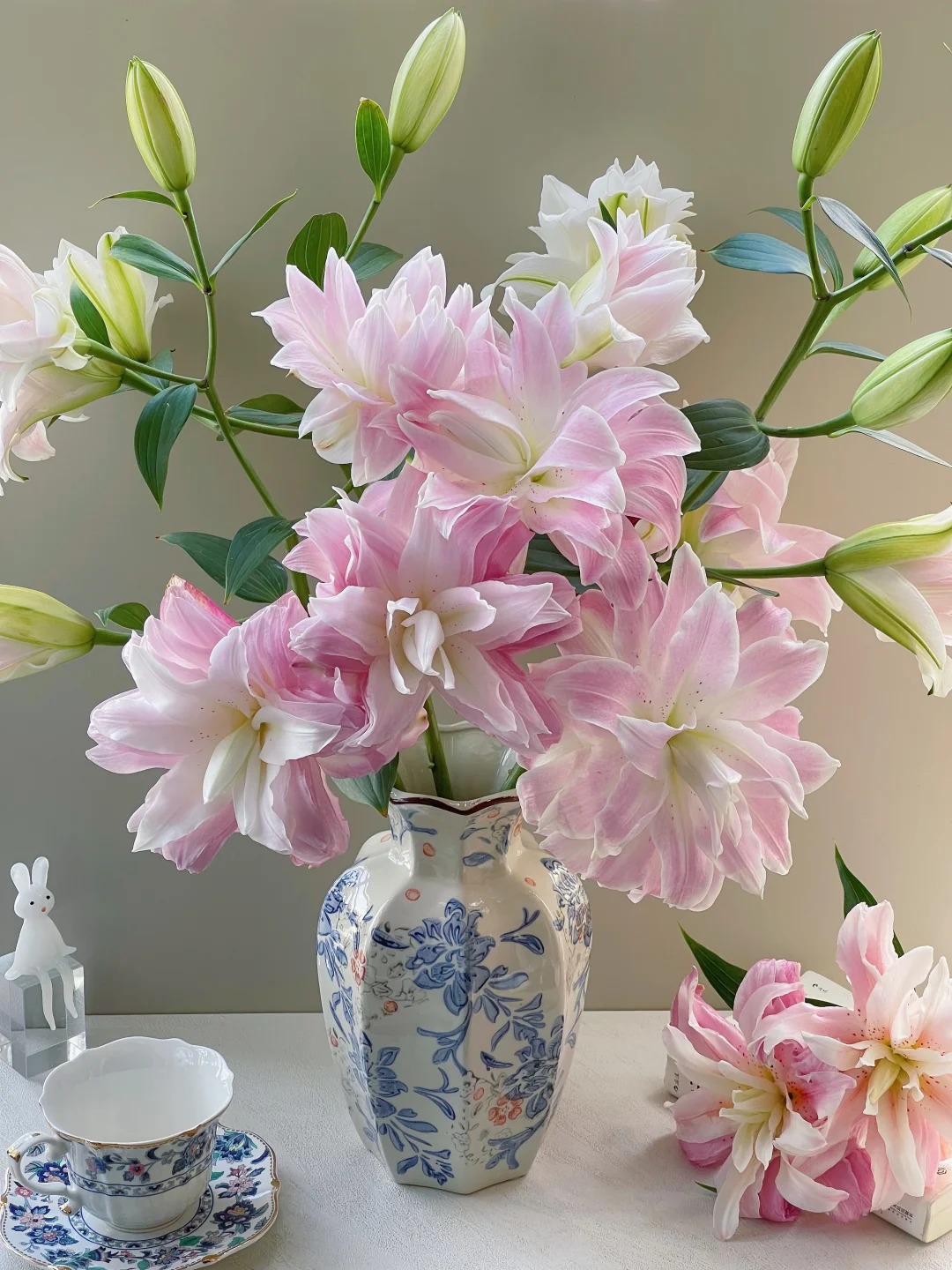 Cắm b&igrave;nh hoa b&aacute;ch hợp Isabella "đẹp như tranh" ng&agrave;y Tết: B&iacute; k&iacute;p dưỡng hoa nở đều, tươi l&acirc;u cả th&aacute;ng chỉ nhờ thứ n&agrave;y- Ảnh 12.