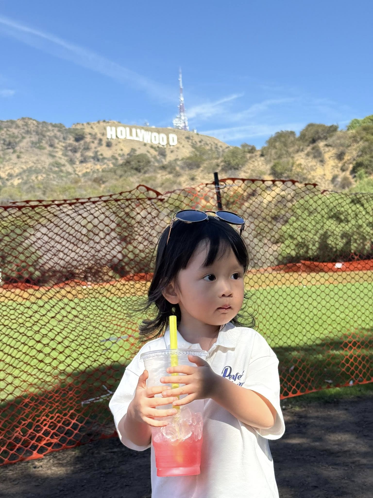 Kh&oacute;c ở Mỹ, ng&atilde; ở Paris..., c&ocirc; b&eacute; mới 3 tuổi đ&atilde; được 